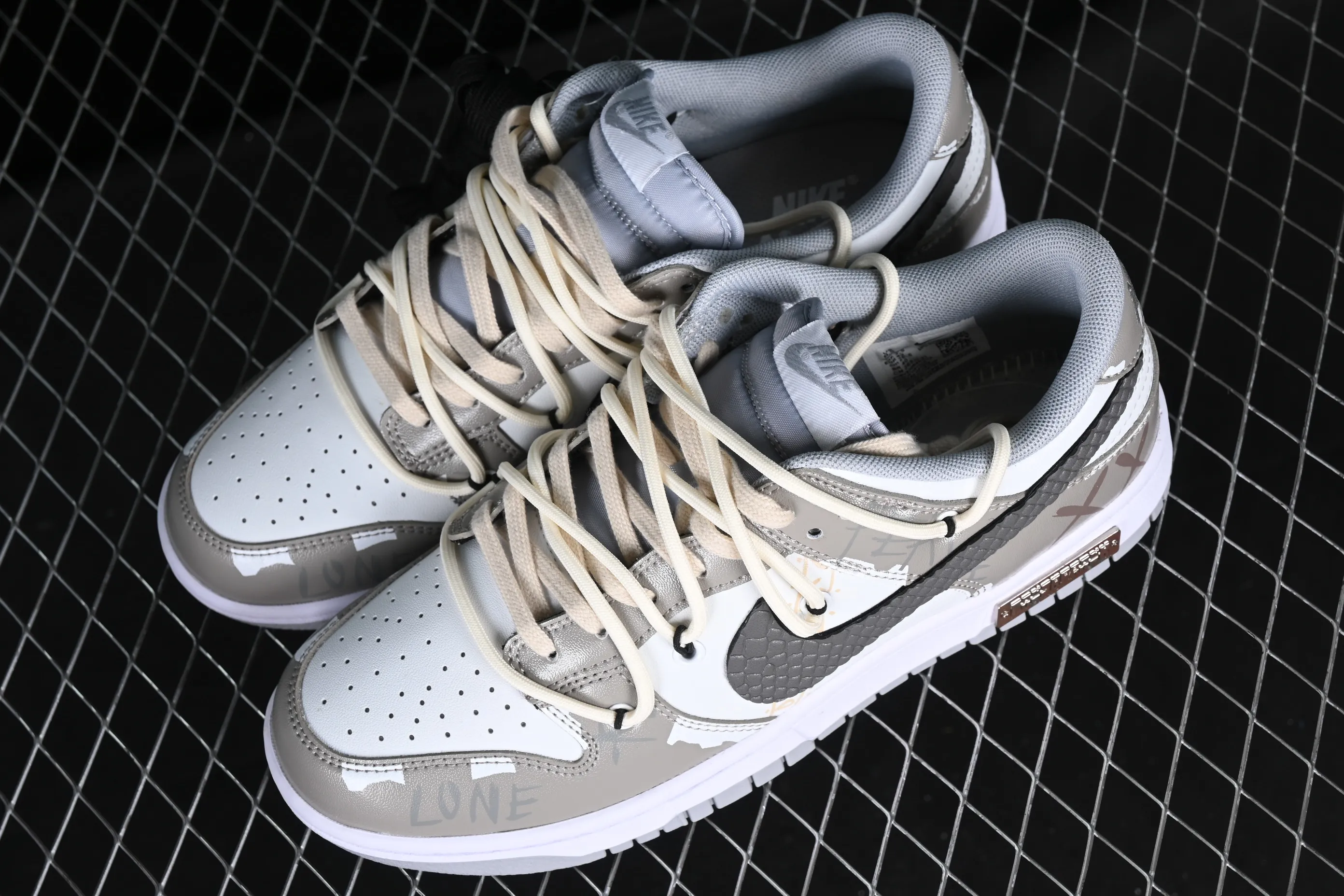 All Categories Nk SB Dunk Series Nk SB Dunk Low Low-top sneakers Customized large box Nk Dunk Low Panda Prank-West Coast Customized version of deconstructed strap retro distressed low-top sneakers DJ6188-003